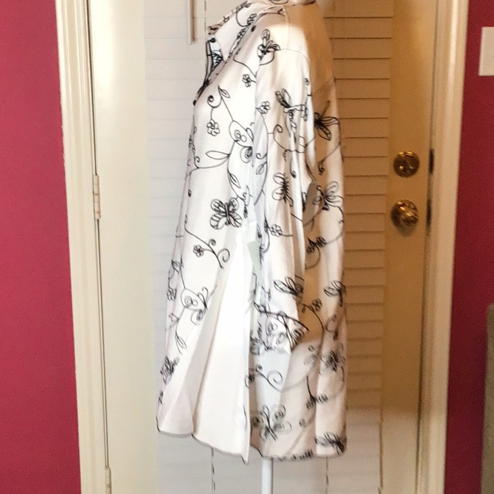 Multiples: Floral Black and White Women's Top - Picture 6 of 14